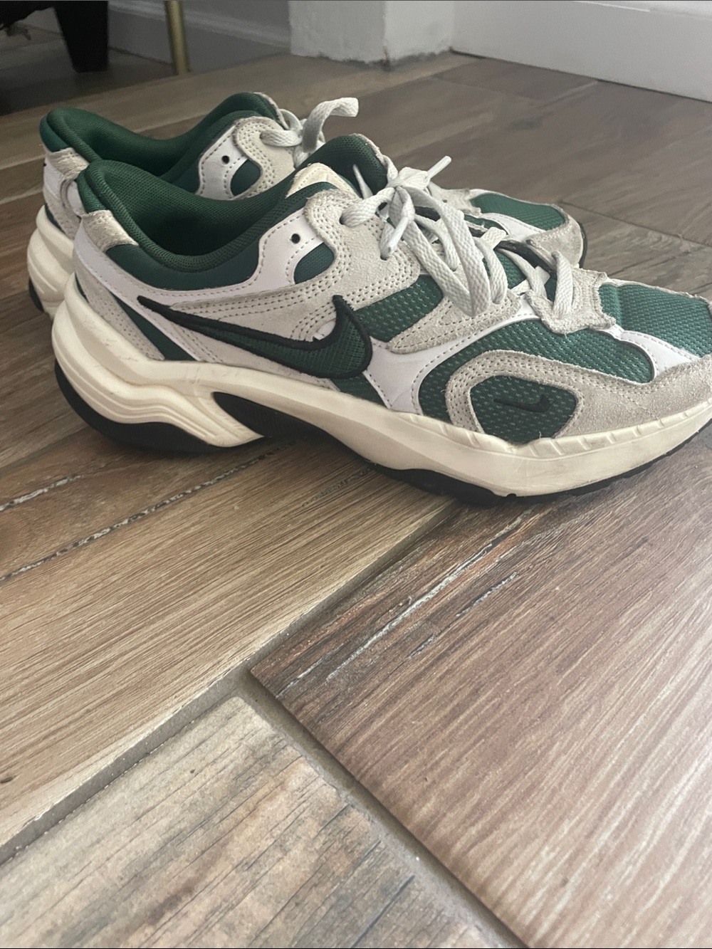 Nike Women’s Green and White al8 sneakers
